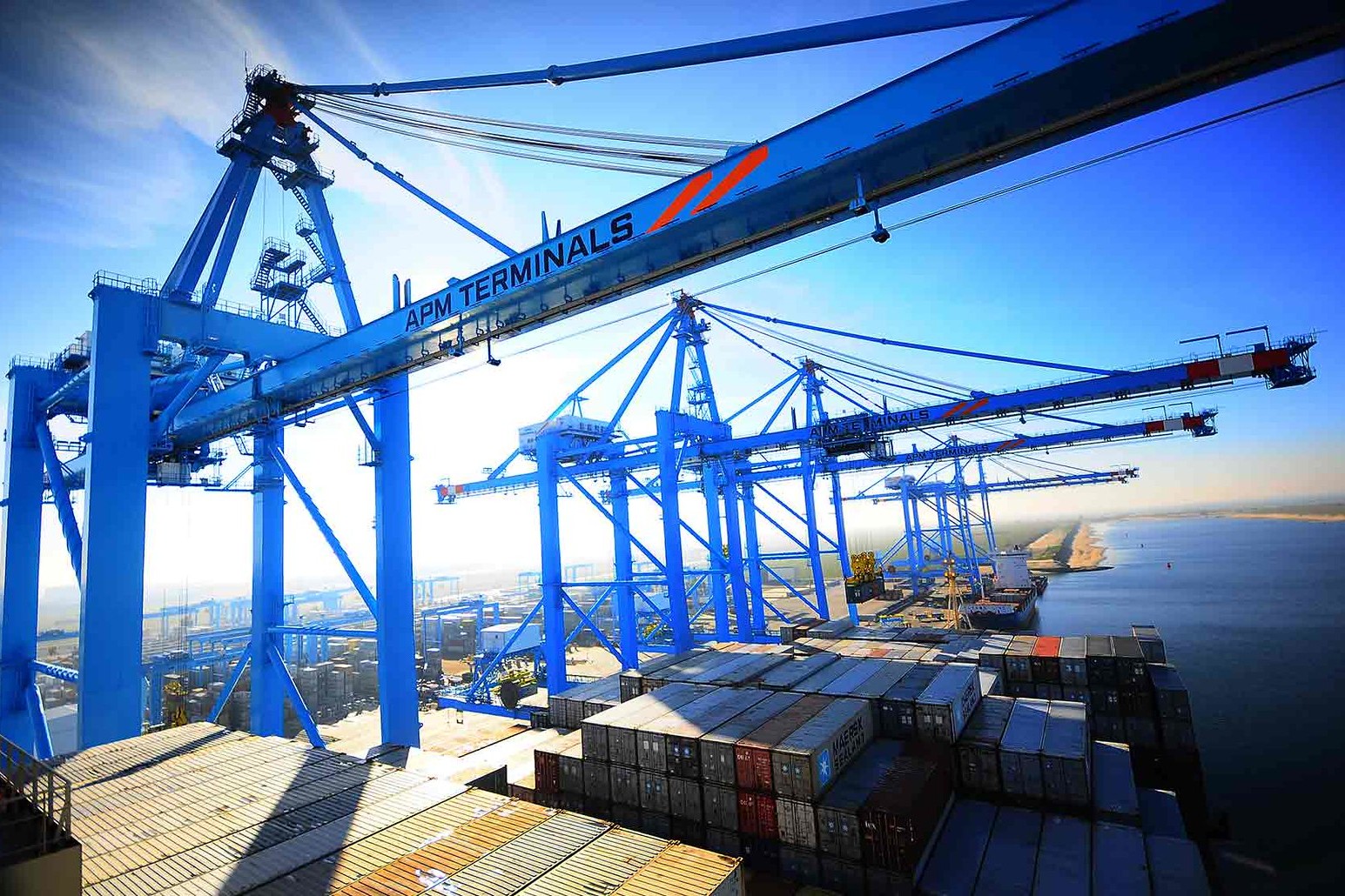 Walstroom in Rotterdam voor zeeschepen bij APM Terminals Maasvlakte II.