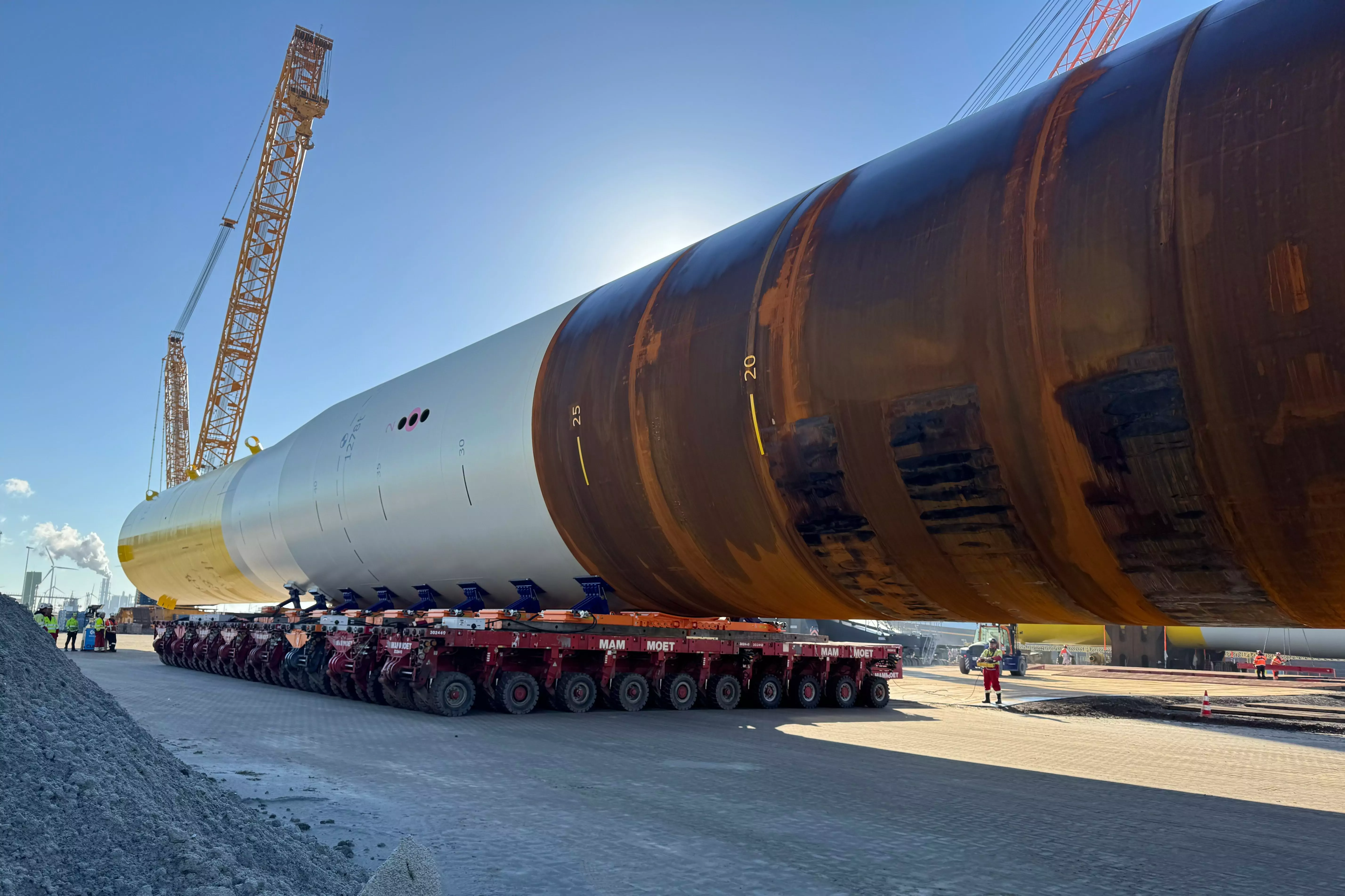 Acht monopiles van offshore windpark Thor is gelost en opgeslagen bij Buss Terminal Eemshaven