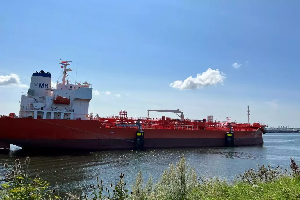 Met deze nieuwe subsidie regeling wil Rotterdan bedrijven over de financiële drempel helpen en de uitrol van walstroom versnellen.