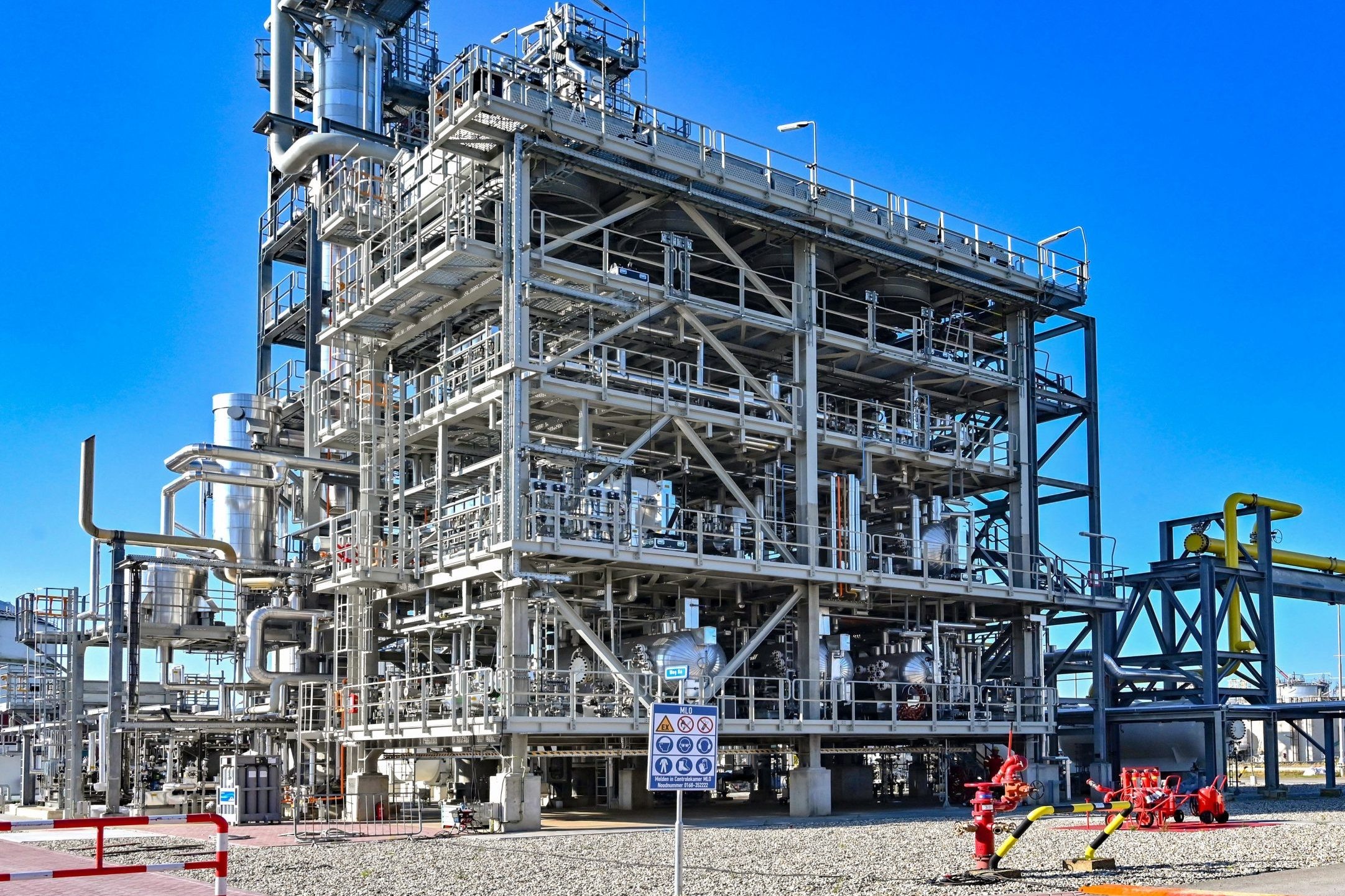 Shell Chemicals Park Moerdijk opent fabriek voor betere pyrolyseolie. #petrochemie