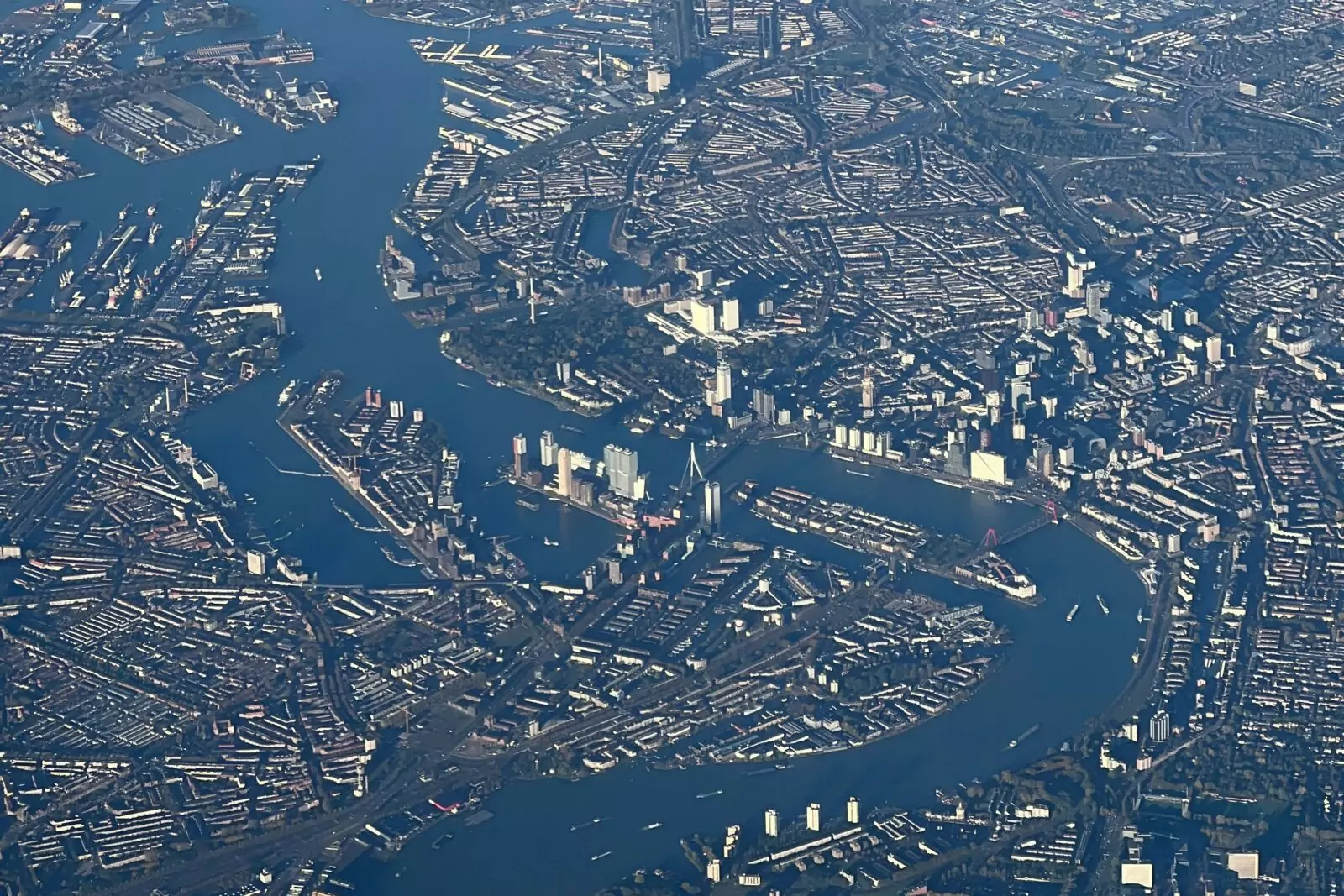 Voor miljarden aan projecten in Rotterdamse haven op losse schroeven