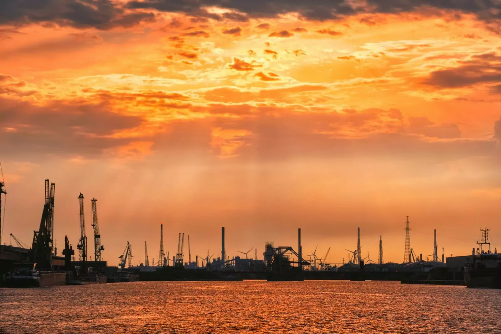 Haven van Antwerpen met avondrood