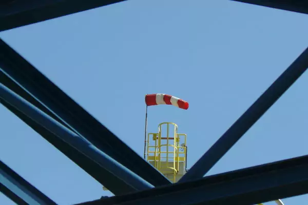 Windvaan op een metalen constructie