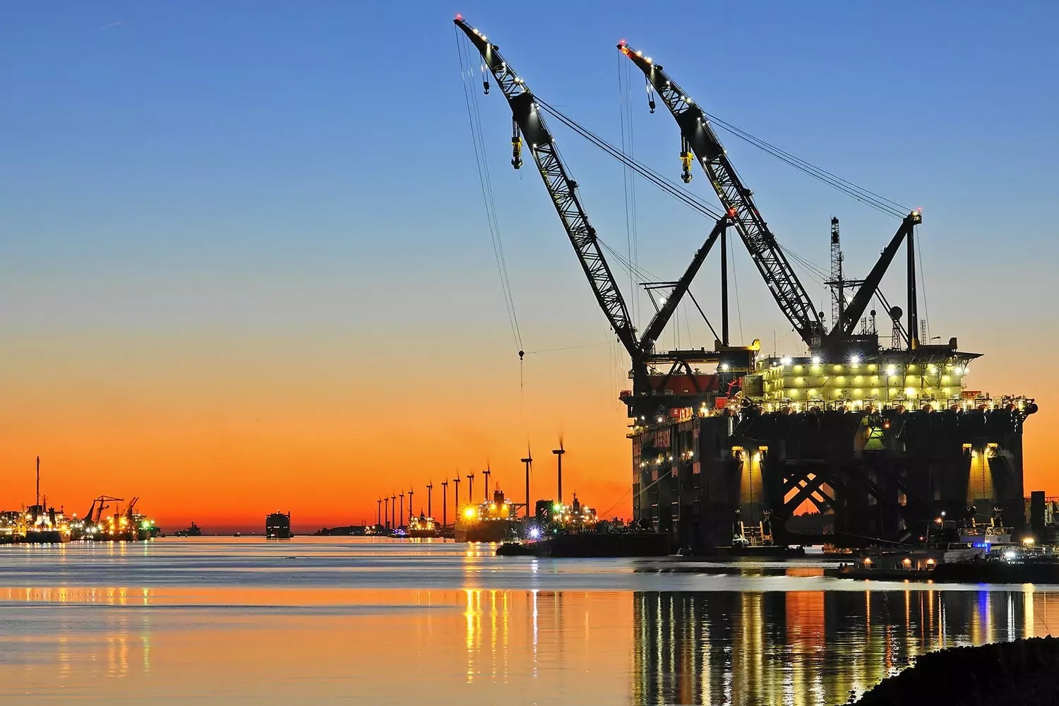 Kraanschip Thialf met avondrood