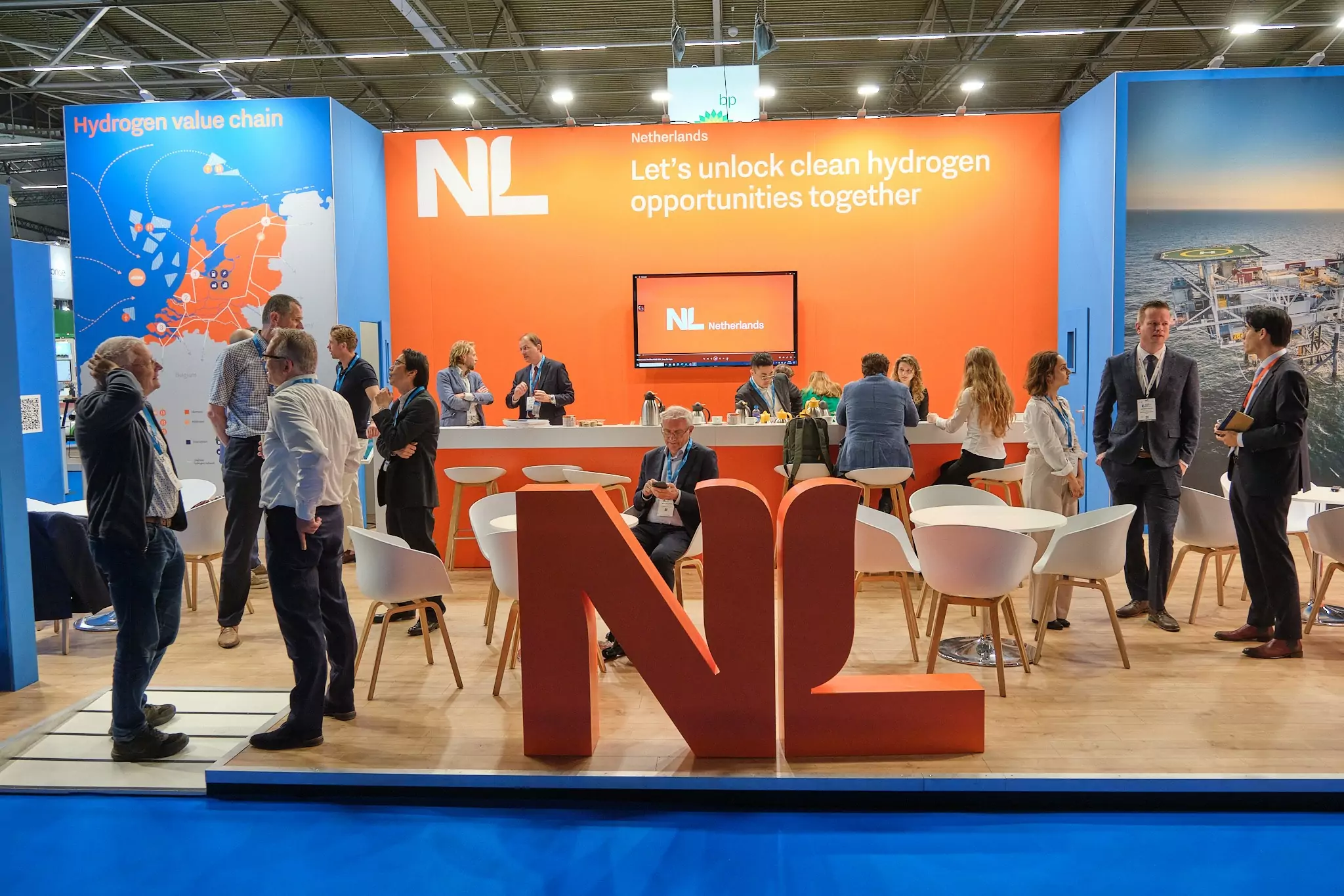 Beursdeelnemers in een stand