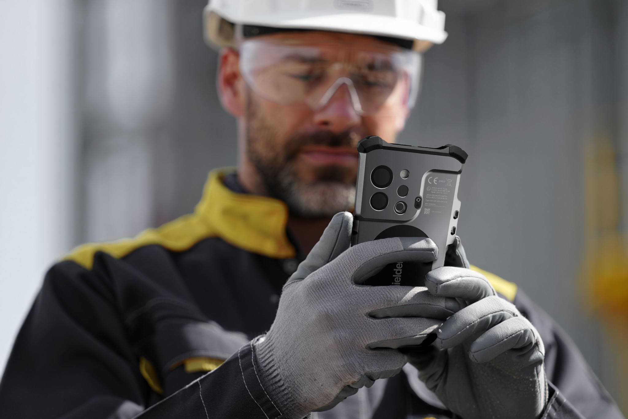 Engineer kijkt naar display iPhone