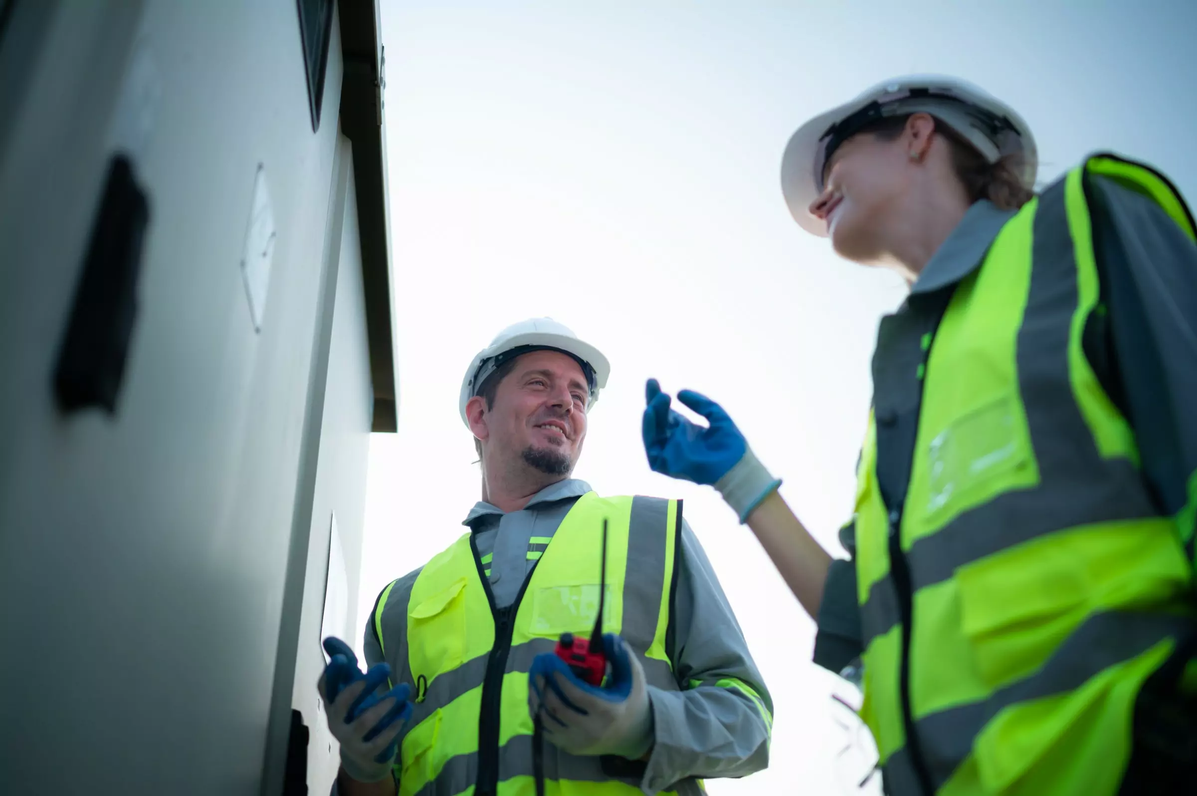 Twee engineers bij een batterijopslagsysteem