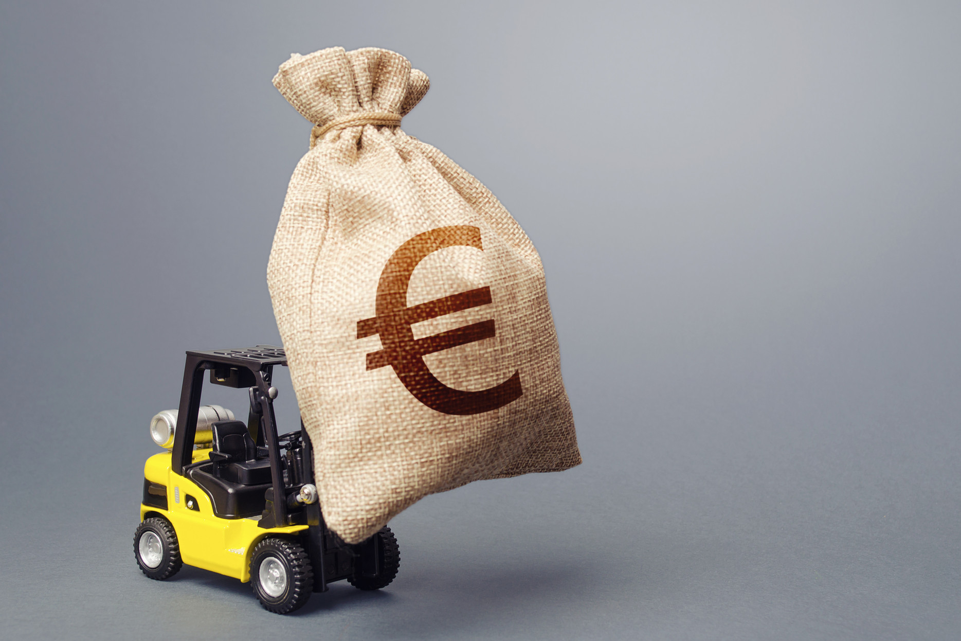 Zak geld op heftruck