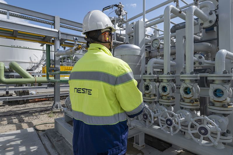 Werknemer Neste bij installatie