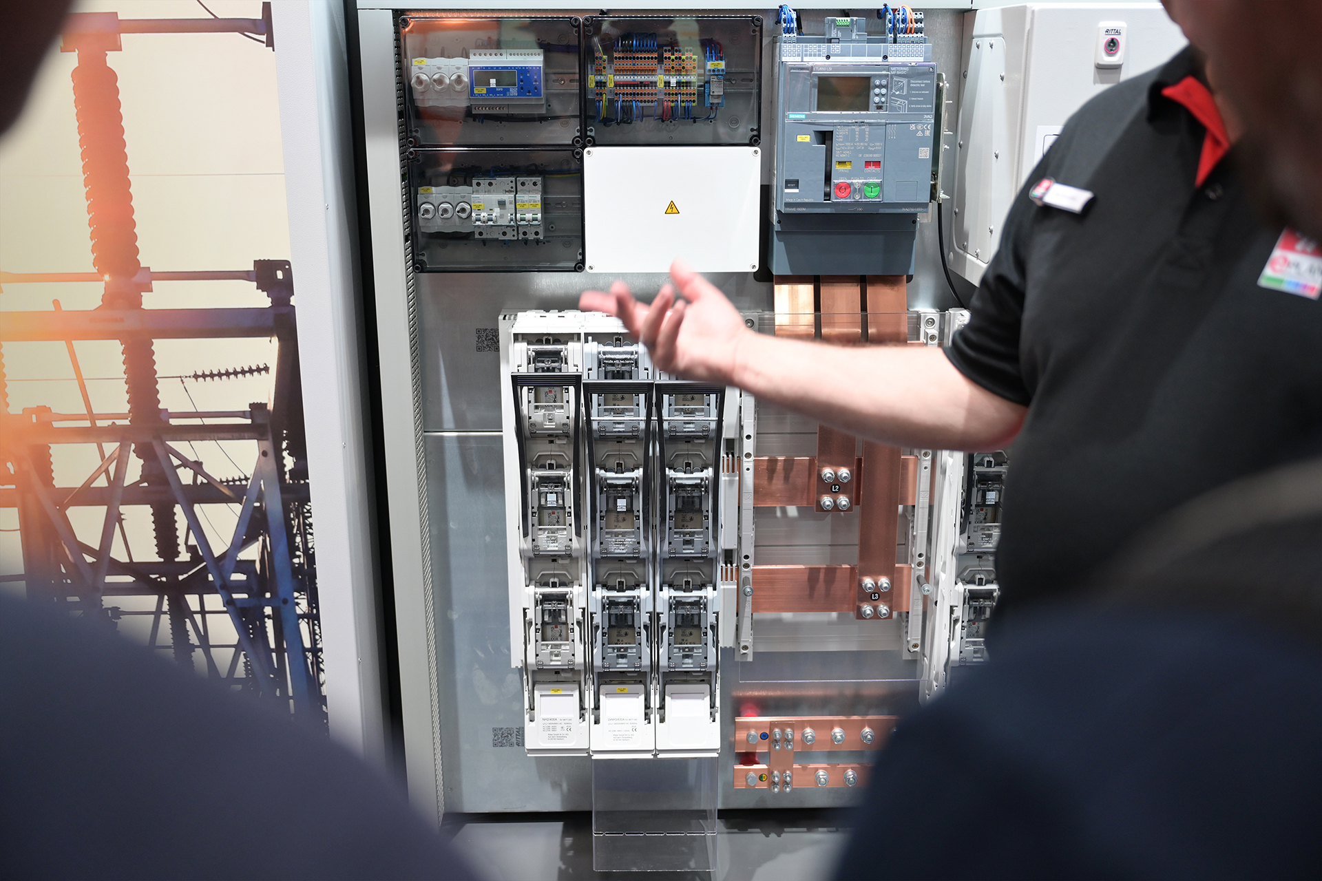 Monteur bij een relaiskast