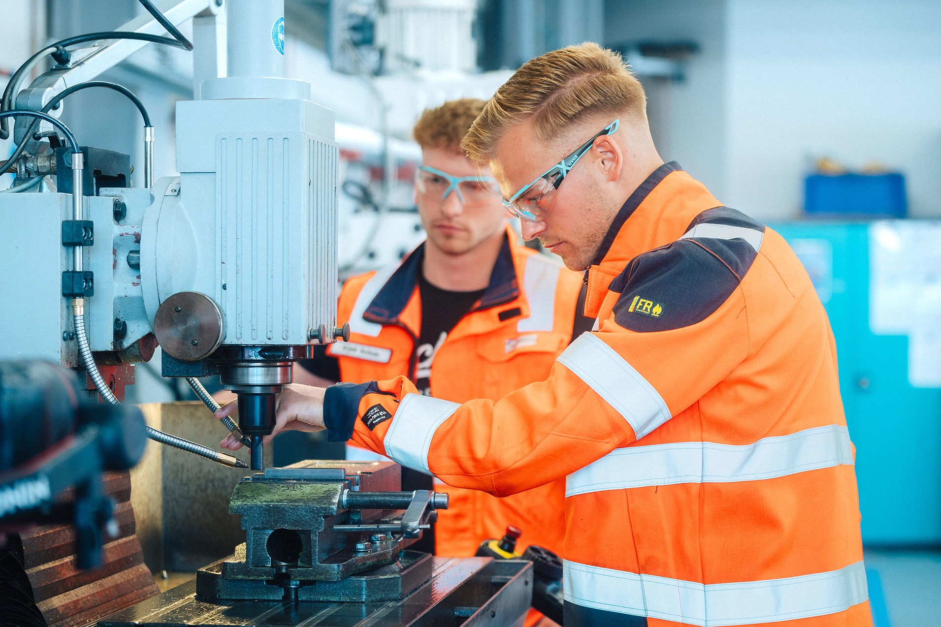 engineers bij machine