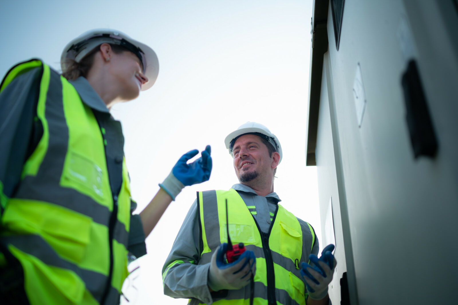 twee technici bij batterijopslag