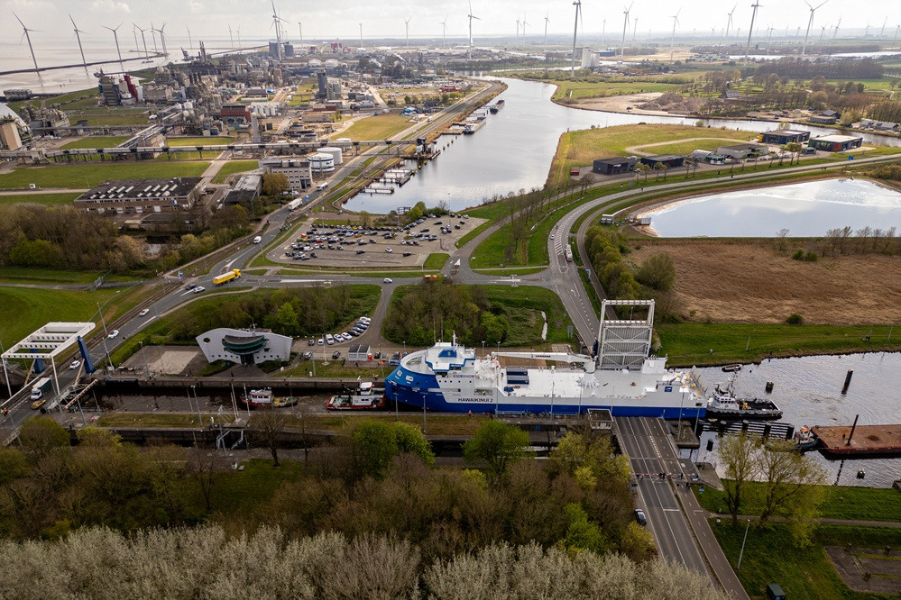 Schip bij brug van haven Delfzijl