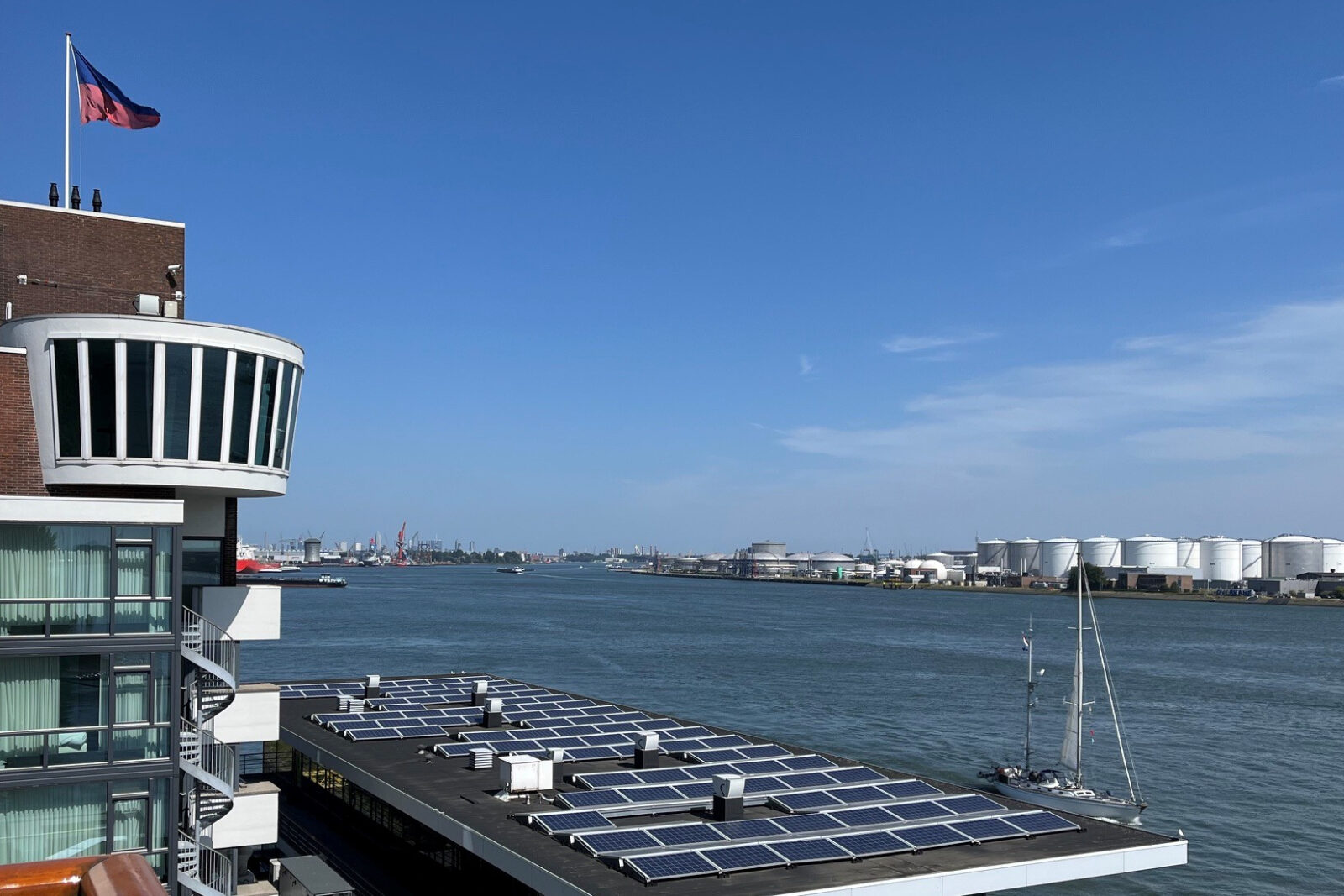 Nieuwe Maas gezien vanaf het Delta Hotel