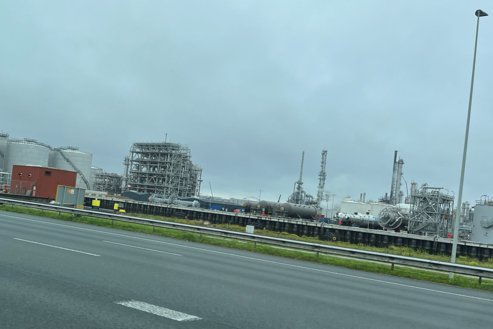 Industriegebied langs snelweg bij Schiedam
