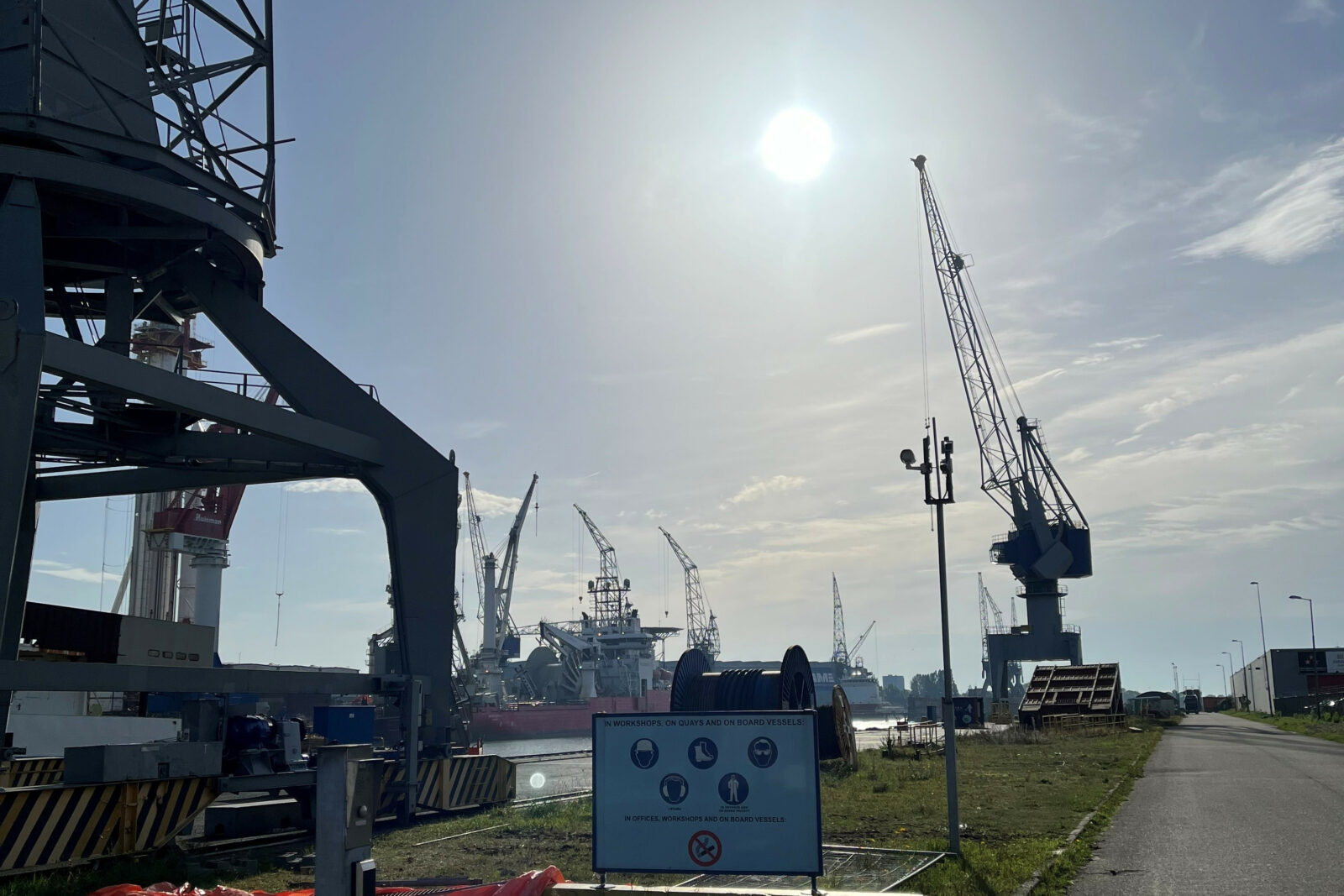 Kranen in havengebied Vlaardingen